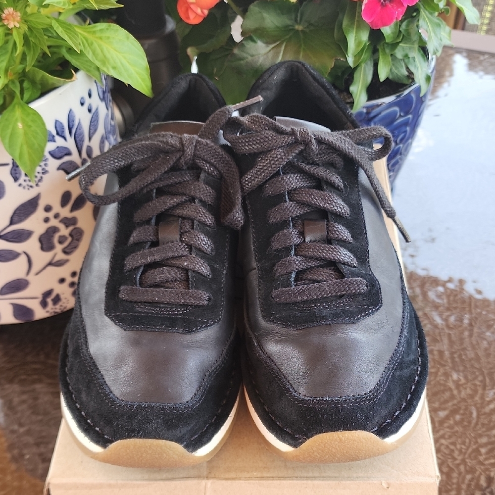 Women's Sleek Black Sneakers for Everyday Comfort